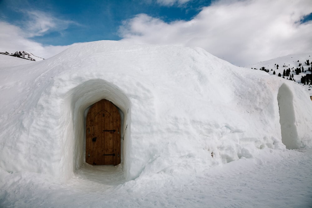 Iglu-Dorf Innsbruck Kühtai bestaat uit een restaurant iglo met bijbehorende ijsbar, en twaalf iglo’s, die door middel van sneeuw met elkaar zijn verbonden. 