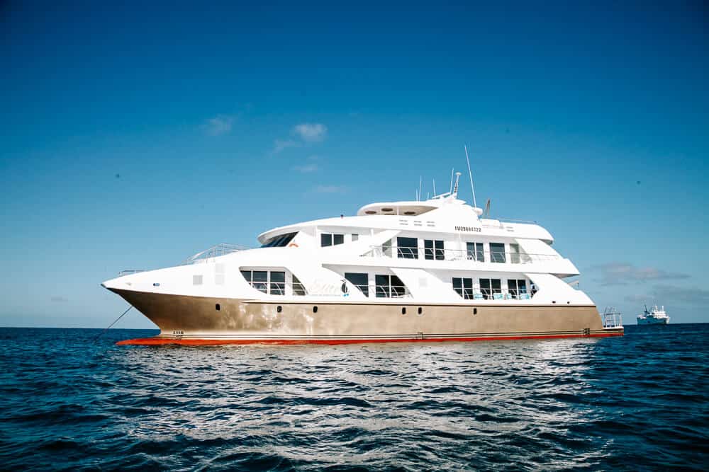 De beste manier om de Galapagos eilanden in Ecuador te ervaren is door middel van de Golden Galapagos  Elite cruise.
