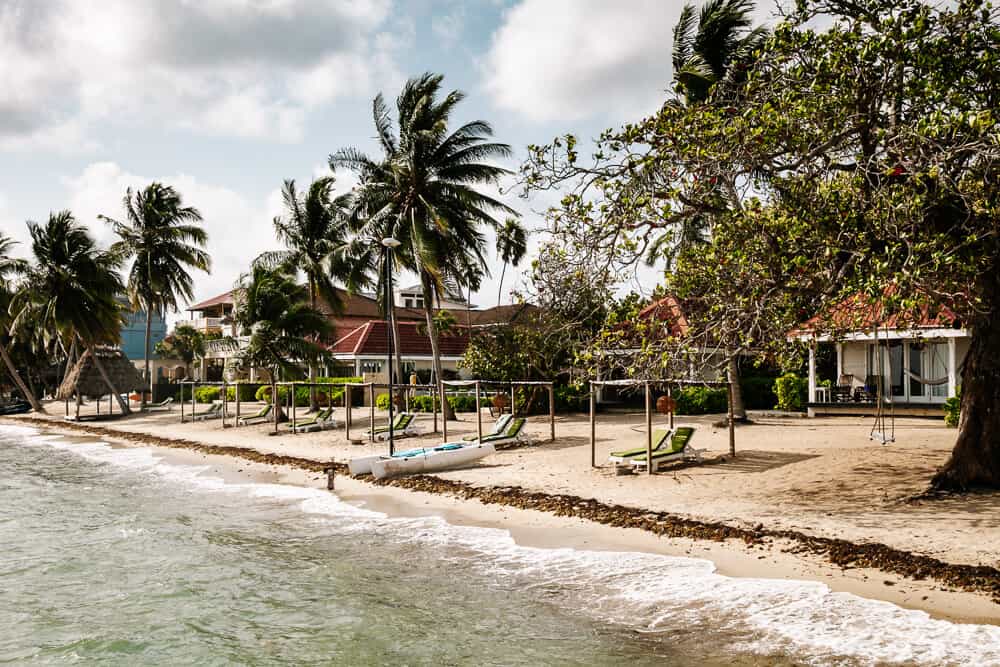 Ontdek The Lodge at Jaguar Reef gelegen aan het strand van Hopkins in Belize.