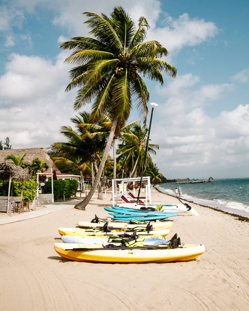 The Lodge at Jaguar Reef in Belize telt twee zwembaden. Ook kun je kosteloos gebruik maken van kajaks en de zee opgaan.