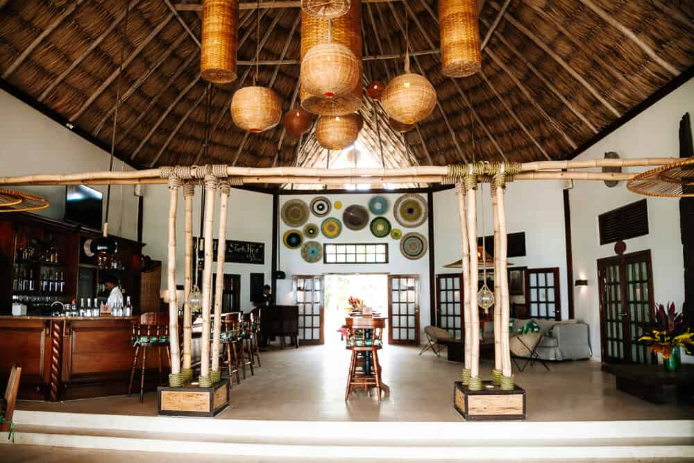 Restaurant The Paddle House is spacious and stylishly decorated with natural materials and stylish lamps in soft colors, located directly at the beach.