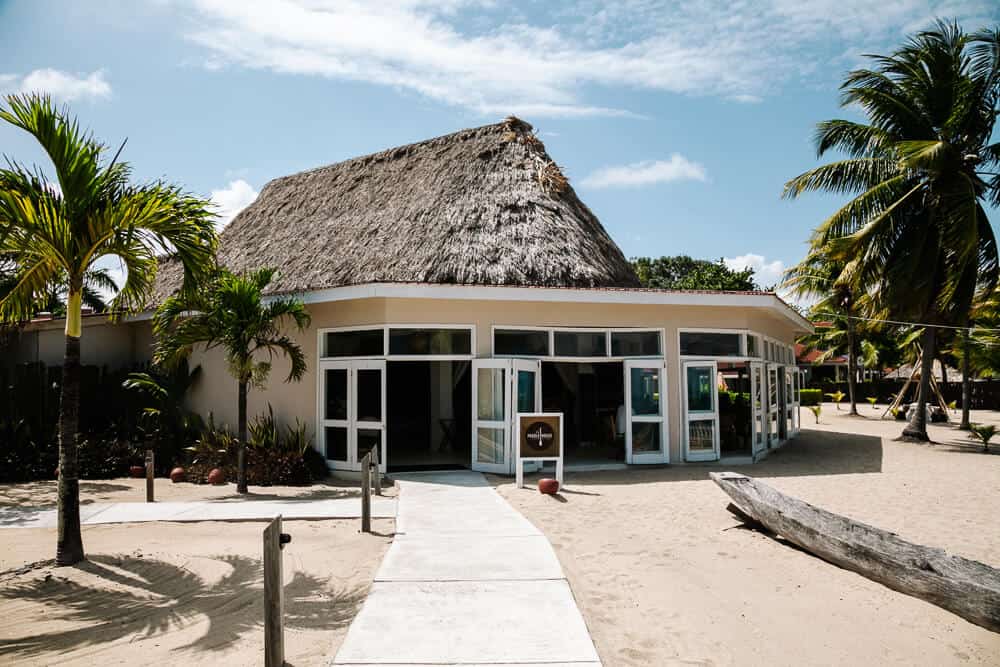 Restaurant The Paddle House is spacious and stylishly decorated with natural materials and stylish lamps in soft colors, located directly at the beach.