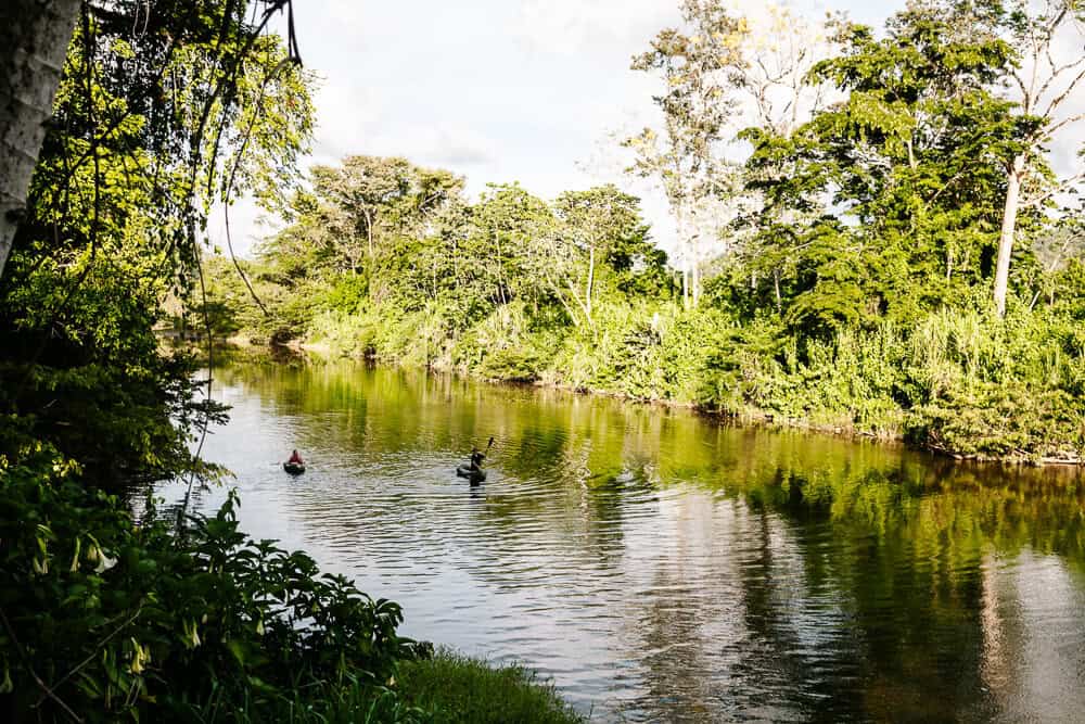 The Rainforest Lodge at Sleeping Giant ligt aan de Sibun rivier, aan de voet van het Maya-gebergte.