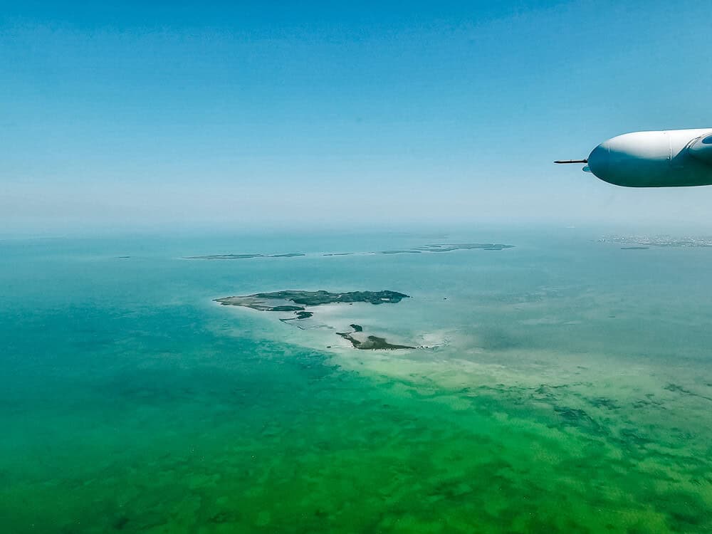 Tropic Air brengt je vanuit Belize-Stad binnen 15 minuten naar Caye Caulker met een schitterend uitzicht onderweg.