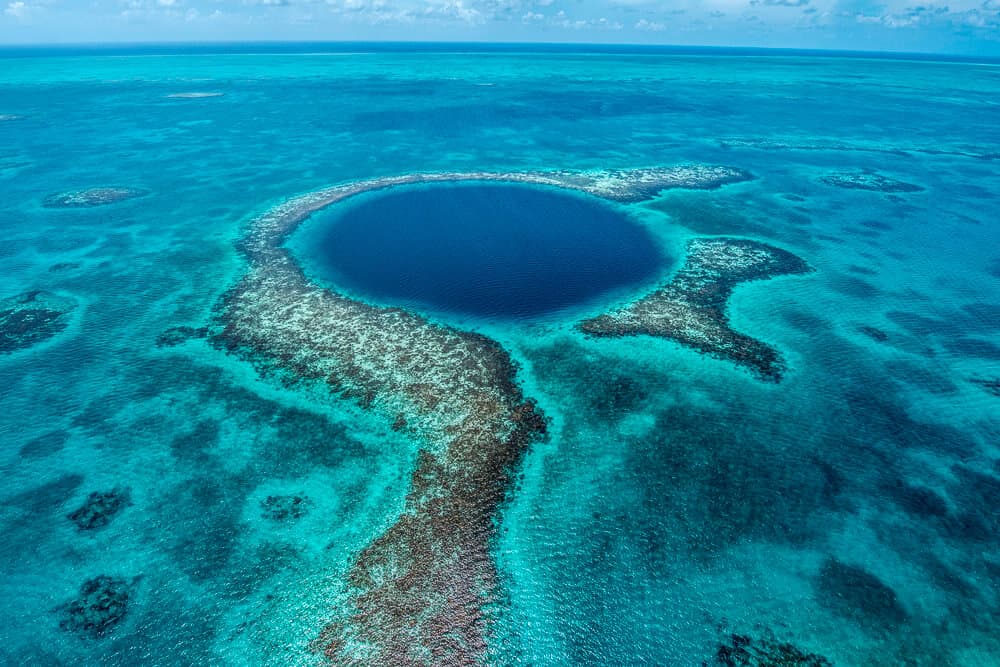 Great Blue Hole, is een enorm blauw zinkgat gelegen in de Belize Barrier Reef, midden in de zee, vlakbij de kleine atol Lighthouse Reef.