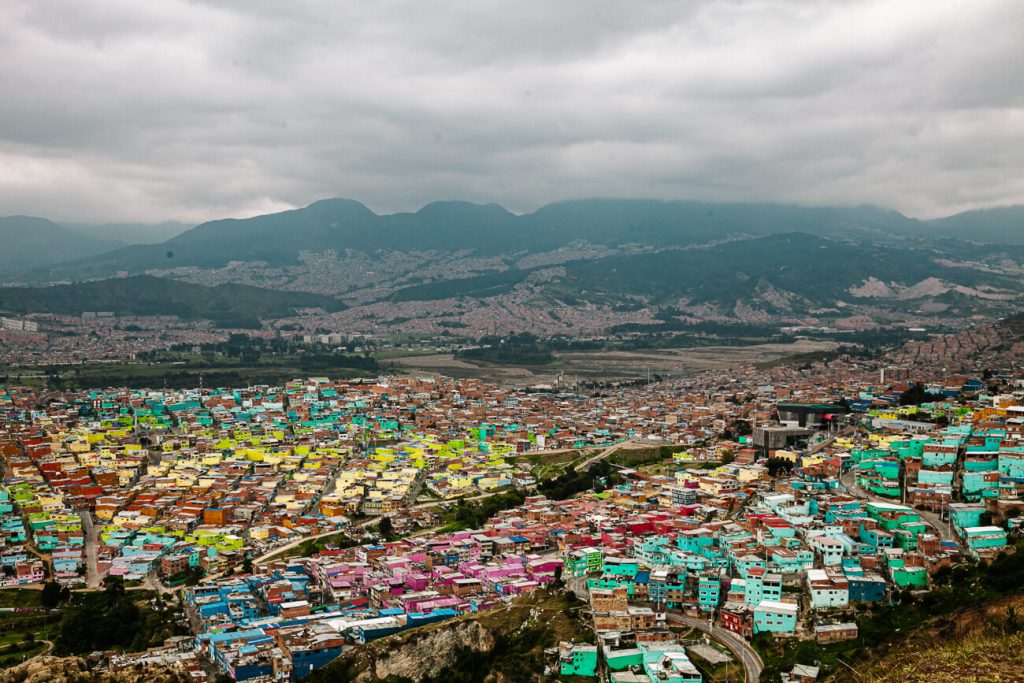 In Bogota kun je Ciudad Bolivar bezoeken, een achtergestelde wijk, die per kabelbaan te bereiken is, met een spectaculair uitzicht over de stad.