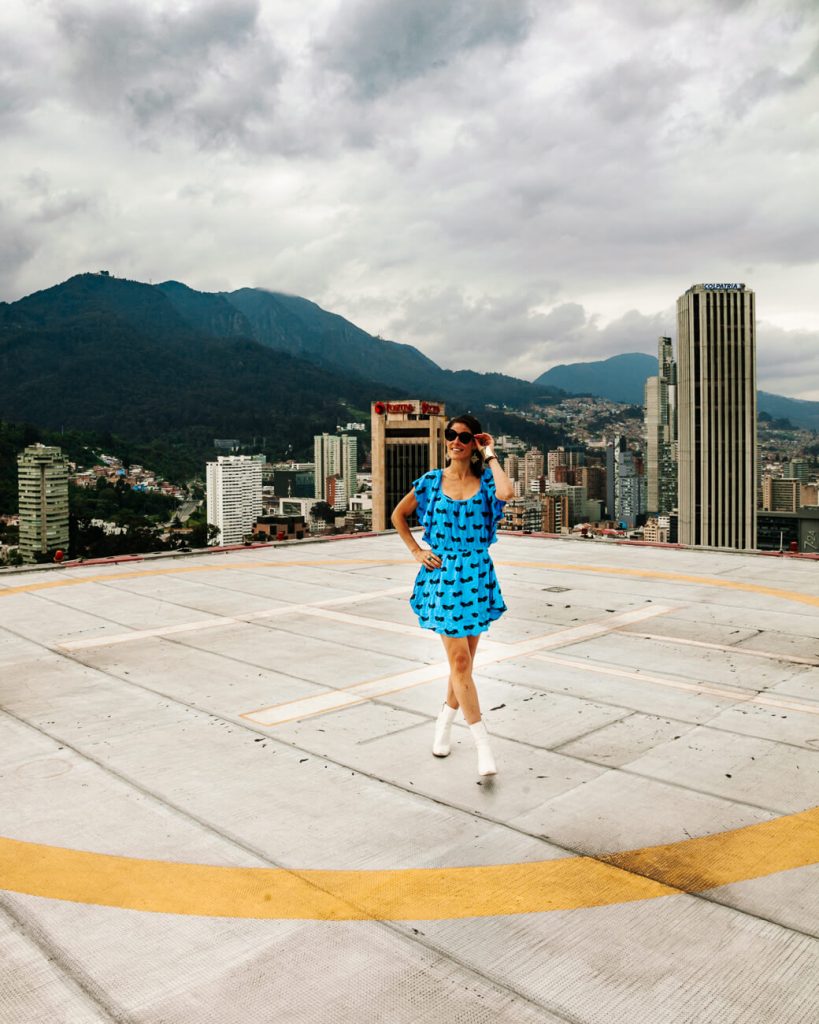 Deborah op helikopter platform met uitzicht over de stad, een van de top bezienswaardigheden en dingen om te doen in Bogota Colombia.
