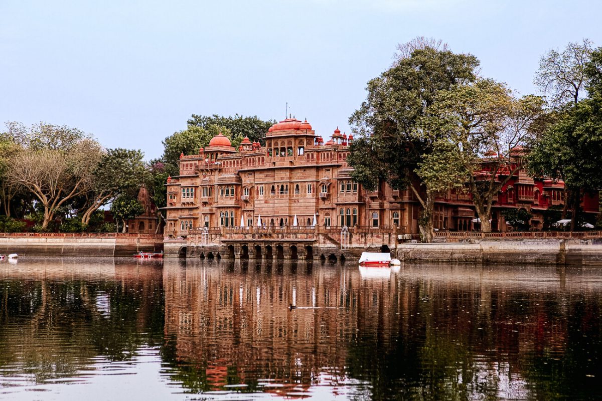 32 kilometers outside Bikaner is the Gajner Palace, the former hunting lodge of the Maharaja family from 1784.