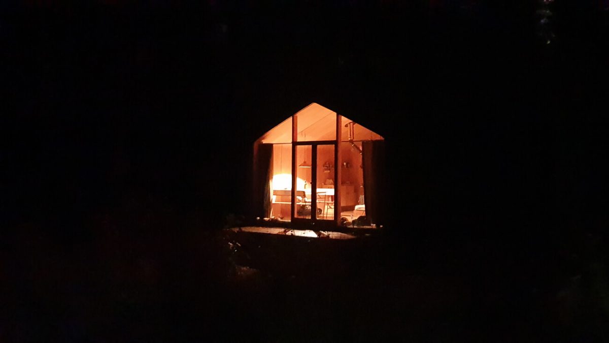 verlichte cabin in het donker