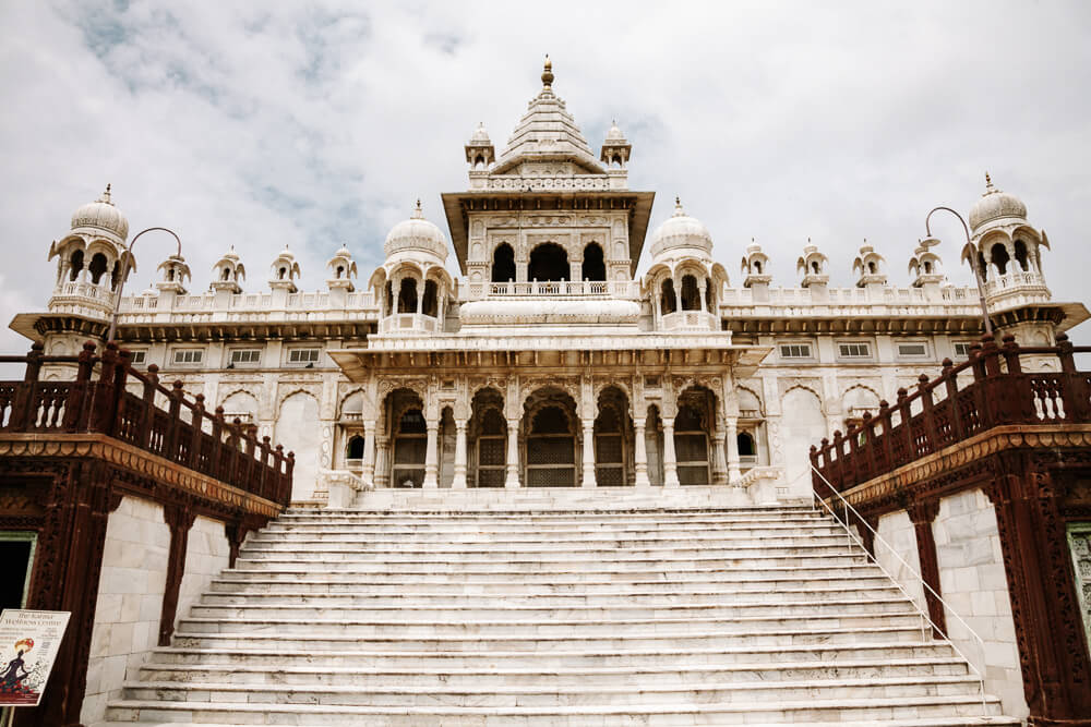 Also called the mini Taj Mahal, the Jawant Thada is one of the things to do that cannot be missed when you are near the Mehrangarh Fort in Jodhpur. 
