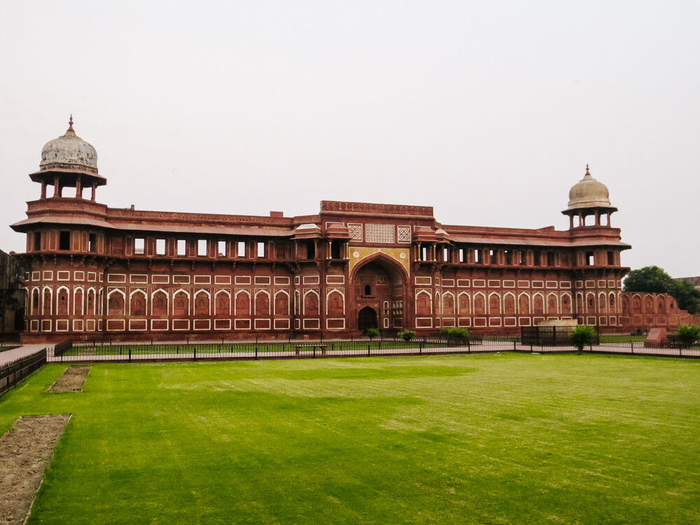 One of the best things to do in Agra is in my opinion to visit the Red Fort, located on the Yamuna River. 
