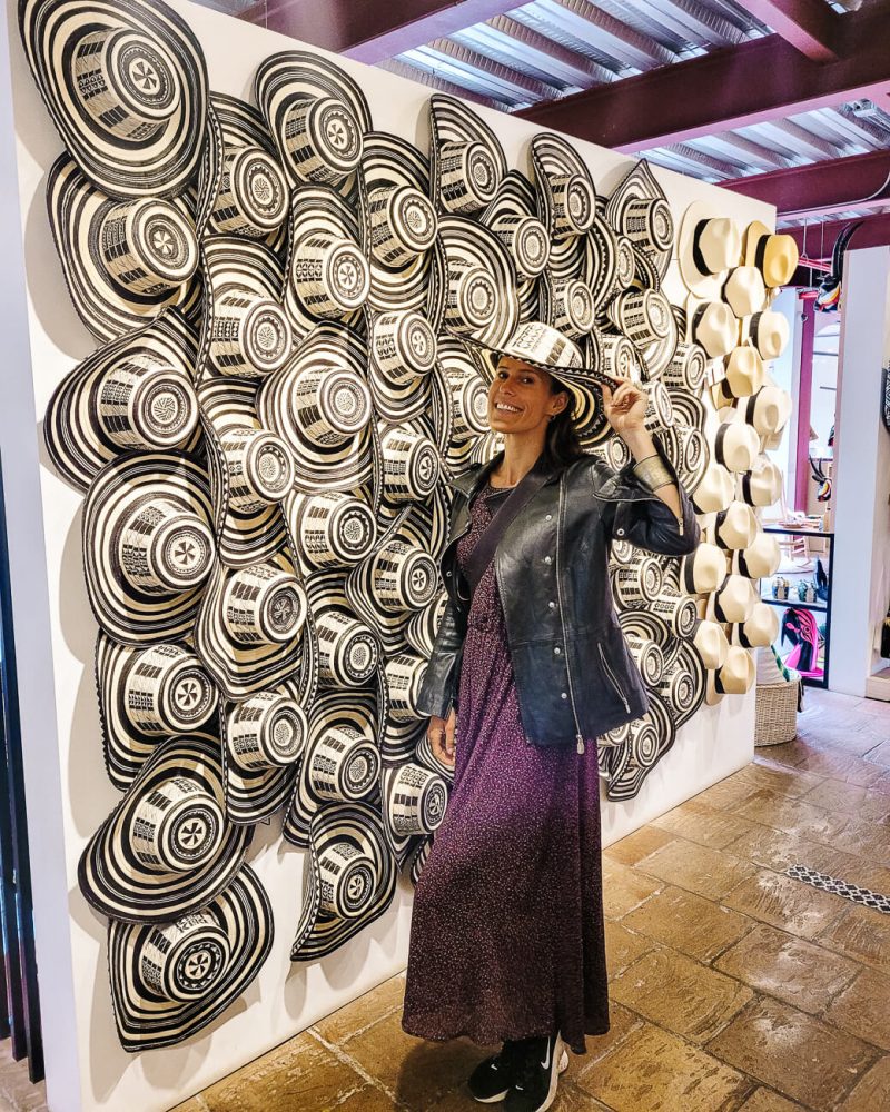 Deborah in Artesanías de Colombia, een winkel en organisatie die zich inzet voor lokale mensen en hun ambachten.
