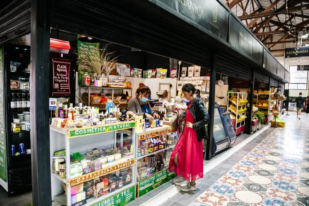 Deborah in Plaza de la Concordia, een lokale markt in Bogota Colombia.
