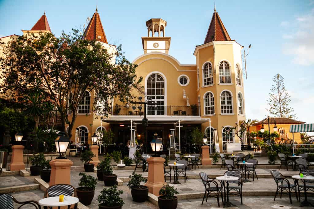 The Bahía del Duque hotel owns eight à la carte restaurants and nine bars.