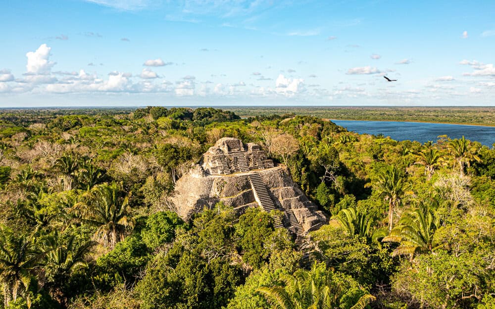 Lamanai is a former Maya city and one of the archaeological things to in in Belize, located on the shores of the New River Lagoon. 