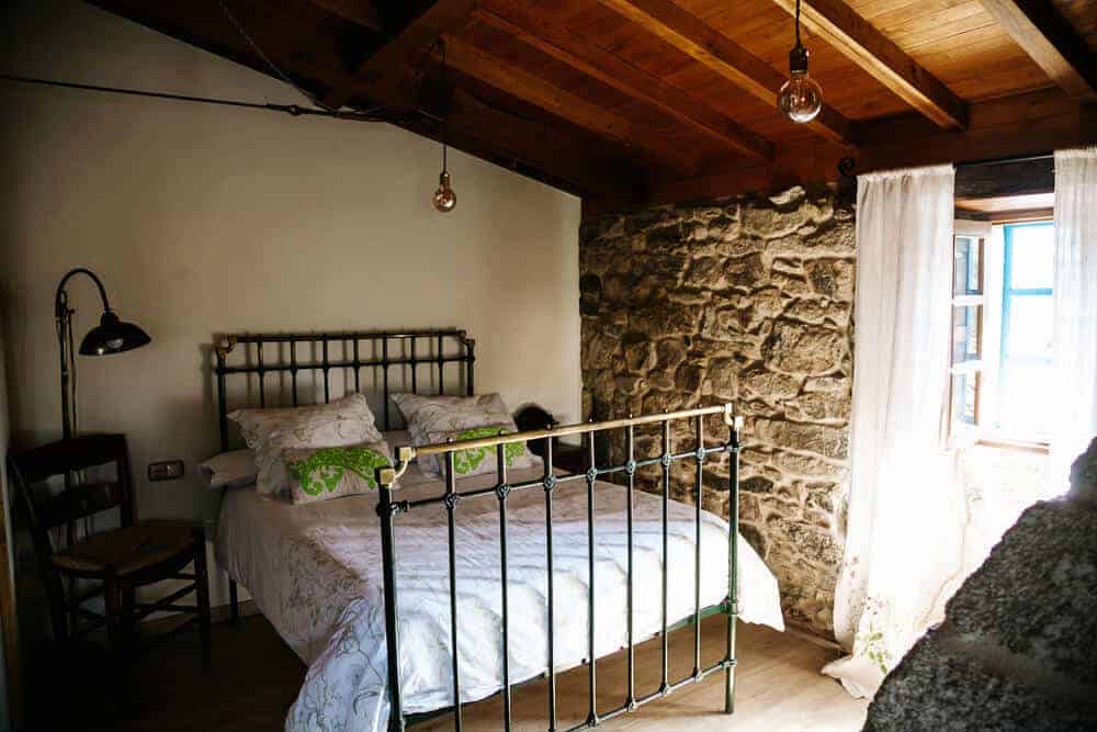 Parada das Bestas is een driehonderd jaar oude boerderij, gelegen in de groene weilanden van Galicië, omgetoverd tot boutique hotel.