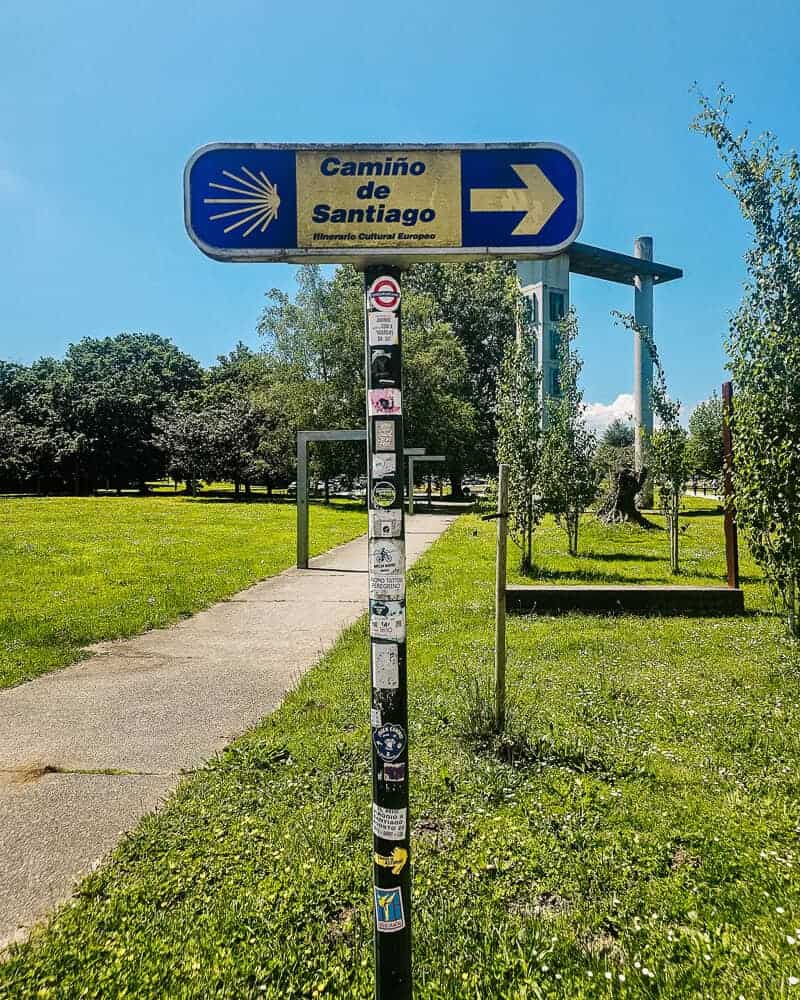 Bordje tijdens de laatste 100 km naar Santiago de Compostela van de Camino Frances, een route die je in vijf dagen af kunt leggen en gemiddeld 24 kilometer per dag loopt.