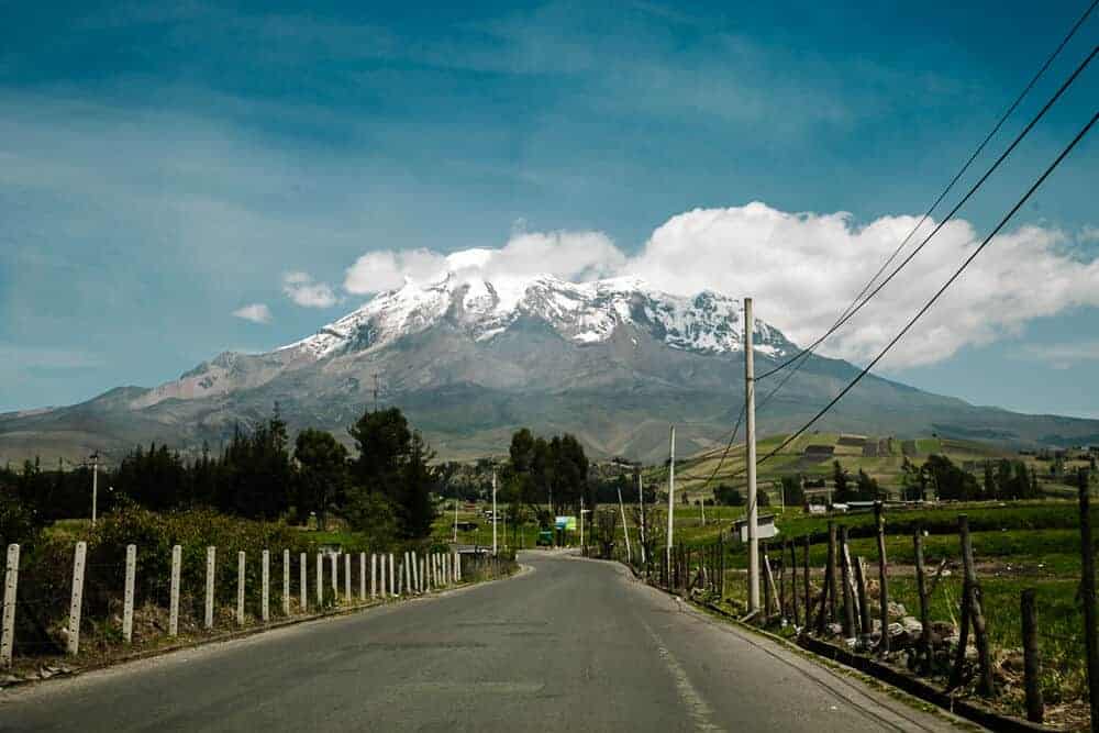 De Chimborazo vulkaan ligt in het Andesgebergte van Ecuador, nabij de stad Riobamba, 220 kilometer ten zuiden van de hoofdstad Quito.
