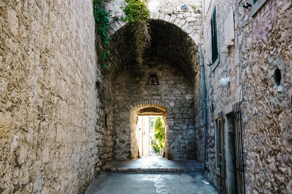 kerktoren op Hvar aan de Dalmatische kust van Kroatie