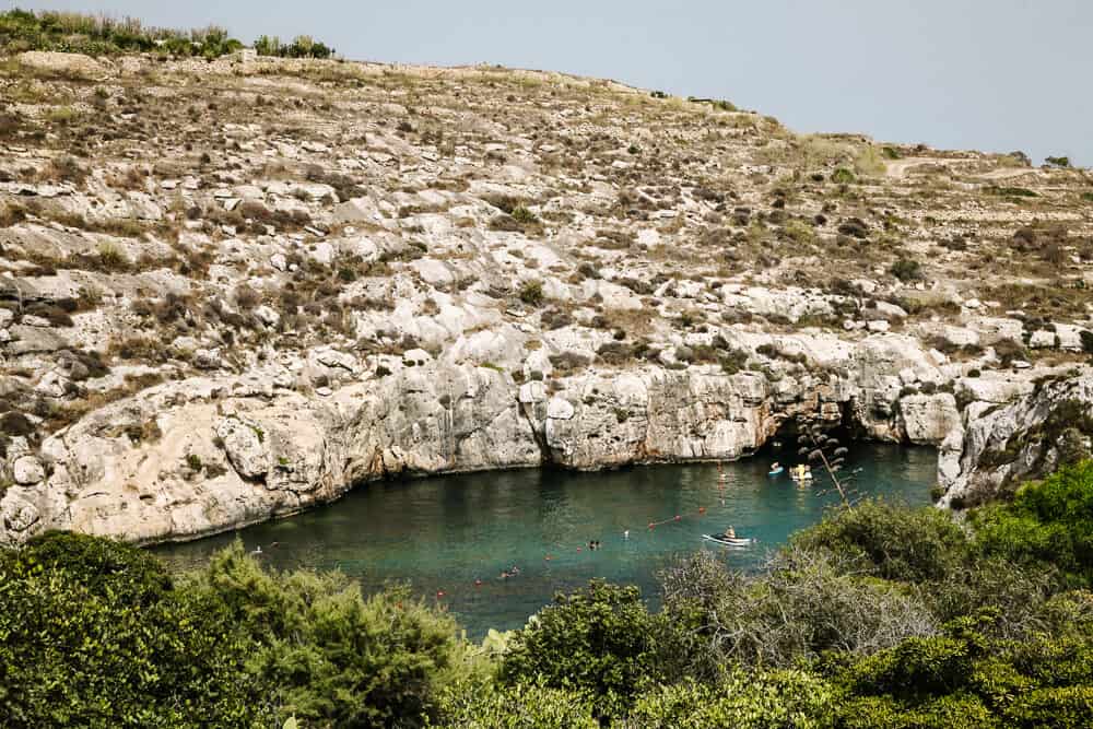Mgarr Ix-Xini is een baai, omringd door hoge kliffen en diende als decor voor de honeymoonlocatie in de film By the Sea.