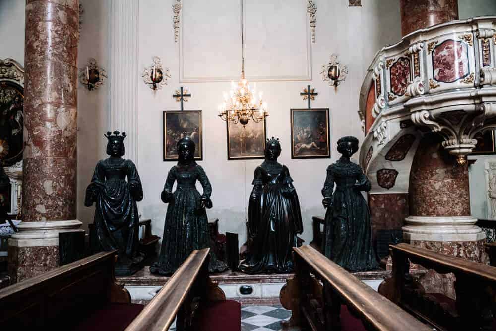In de Hofkerk, ookwel de "Schwarzmanderkirche", (Zwartemannenkerk) genoemd, bevinden zich 28 levensgrote indrukwekkende bronzen figuren, die het lege grafmonument van keizer Maximiliaan I bewaken. 