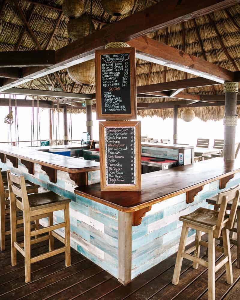 Aan het einde van de pier van The Jaguar Reef bevindt zich een fijne cocktailbar.
