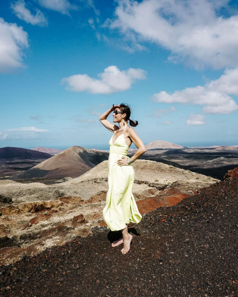 Deborah op Volcan El Cuervo in Lanzarote met uitzicht op Timanfaya.