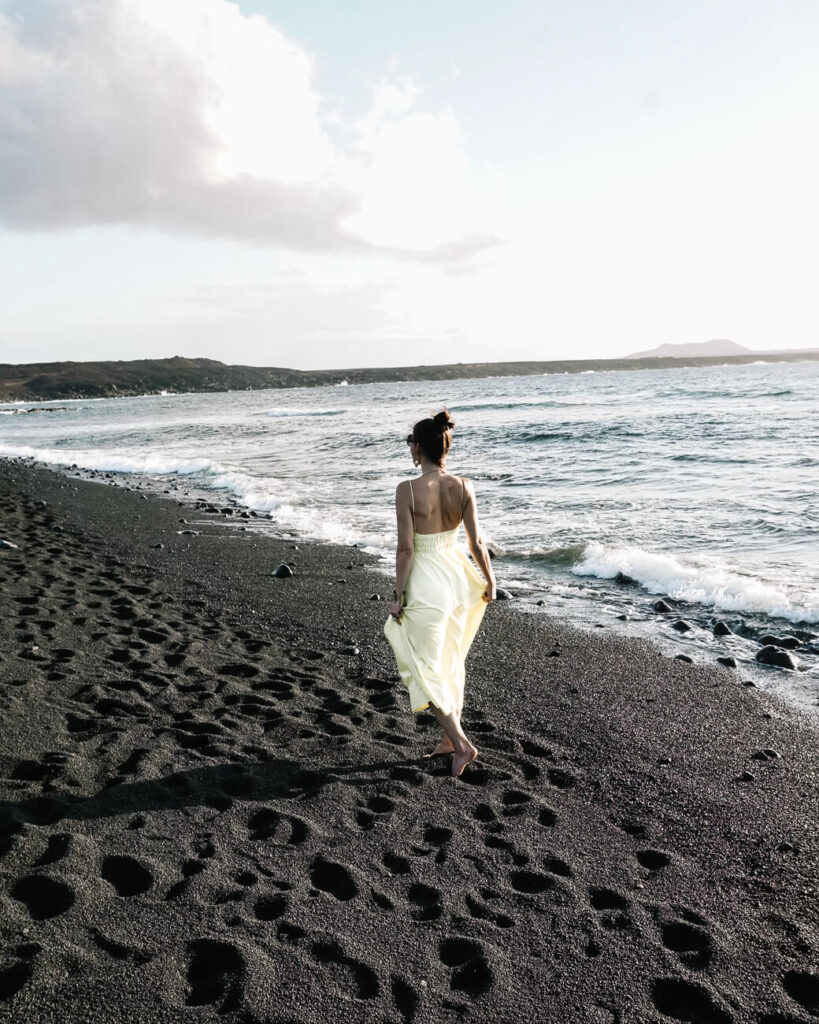 Deborah op strand Las Salinas op Lanzarote.