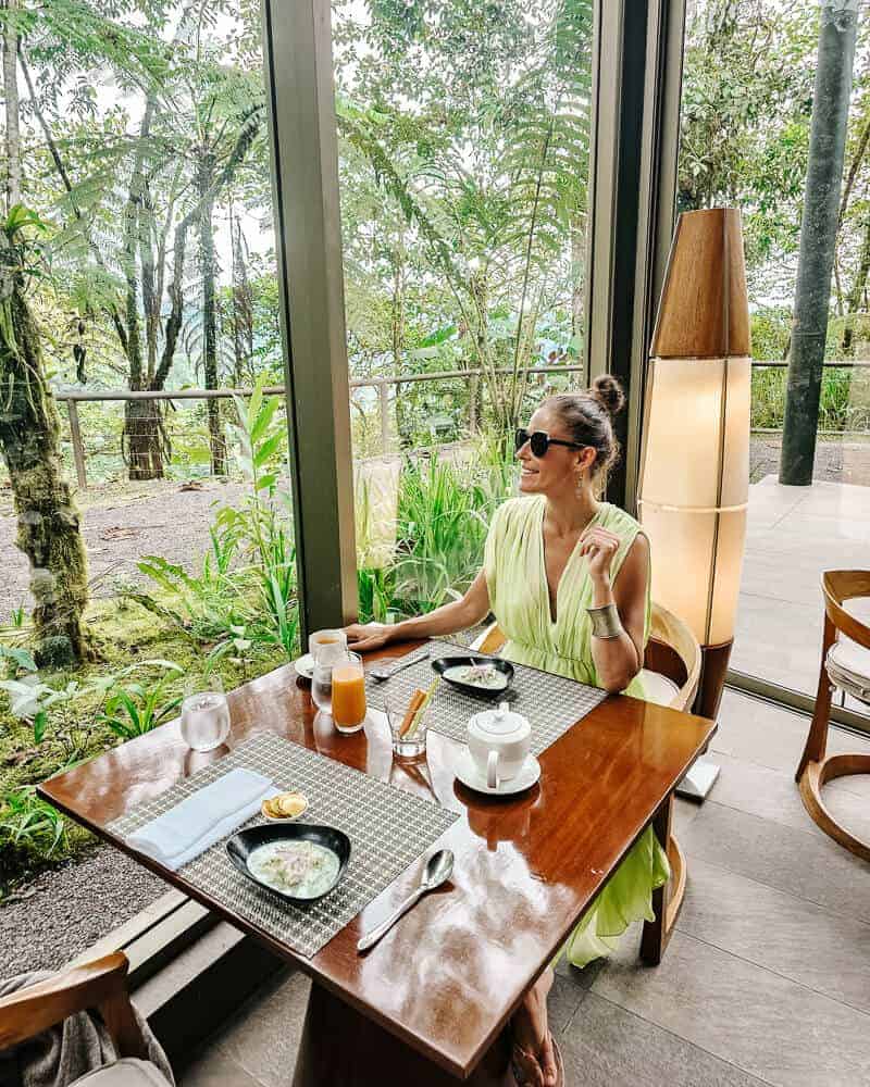 Bij Mashpi Lodge in Ecuador ga je echt uiteten. In het restaurant wordt naast ontbijt een dagelijks variërend driegangenmenu voor zowel lunch als diner geserveerd. 