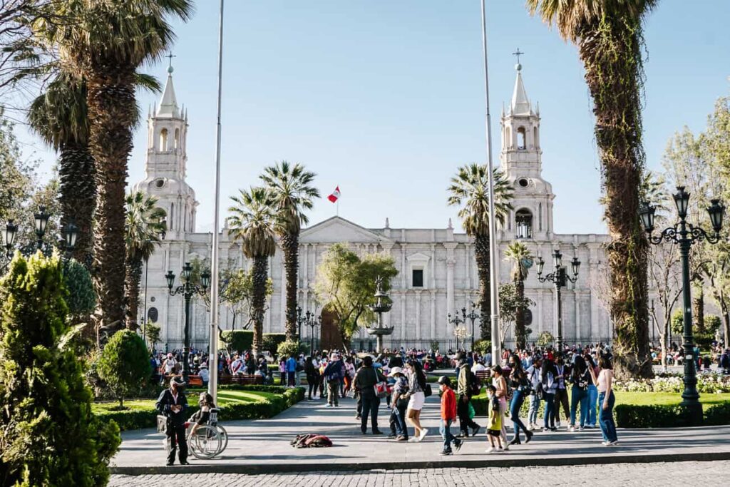 De Plaza de Armas is het centrale middelpunt en een van de bezienswaardigheden van Arequipa Peru vanwege de imposante kathedraal, met op de achtergrond de besneeuwde vulkaantoppen. 