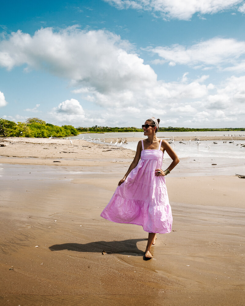Deborah op strand van Awatawaa -  een van de mooiste ecolodge hotels in La Guajira Colombia.