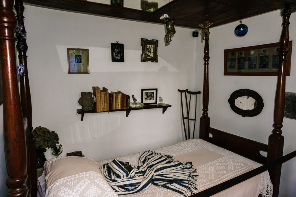 Het bed van Frida Kahlo in Casa Azul.