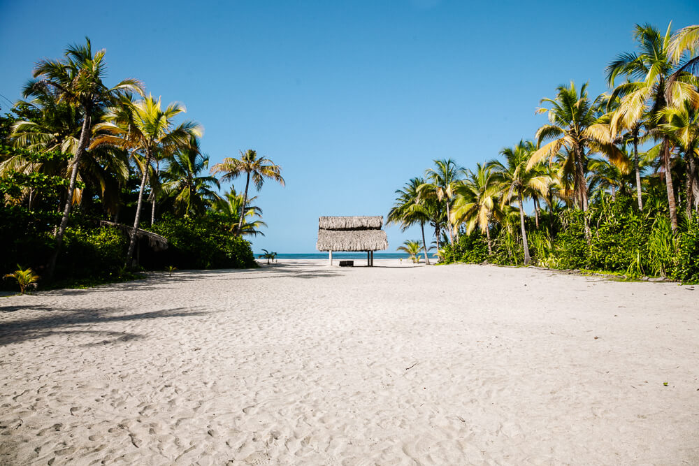 Strand van Playa Koralia - een van de mooiste strand hotels in Colombia.
