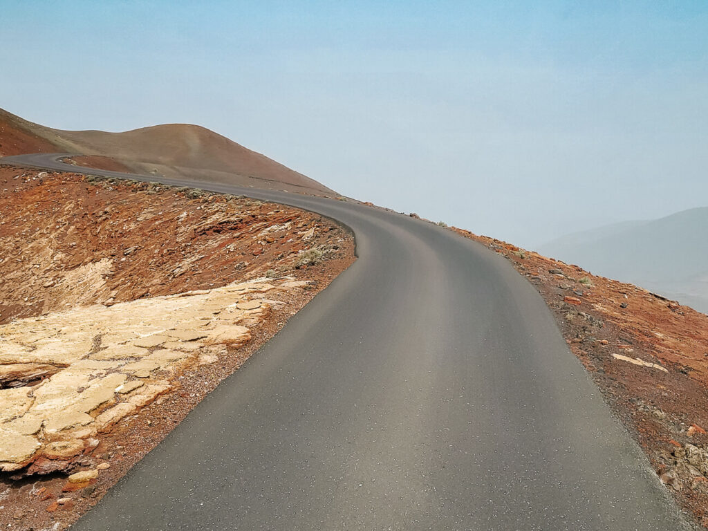 Ruta de los Volcanes, een tocht door het Timanfaya Nationaal Park die behoort tot een van de bekendste Lanzarote bezienswaardigheden.