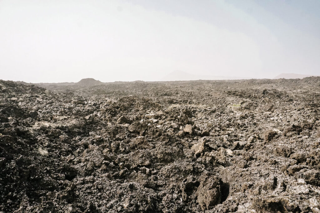 Zwart vulkanisch gesteente op Lanzarote.