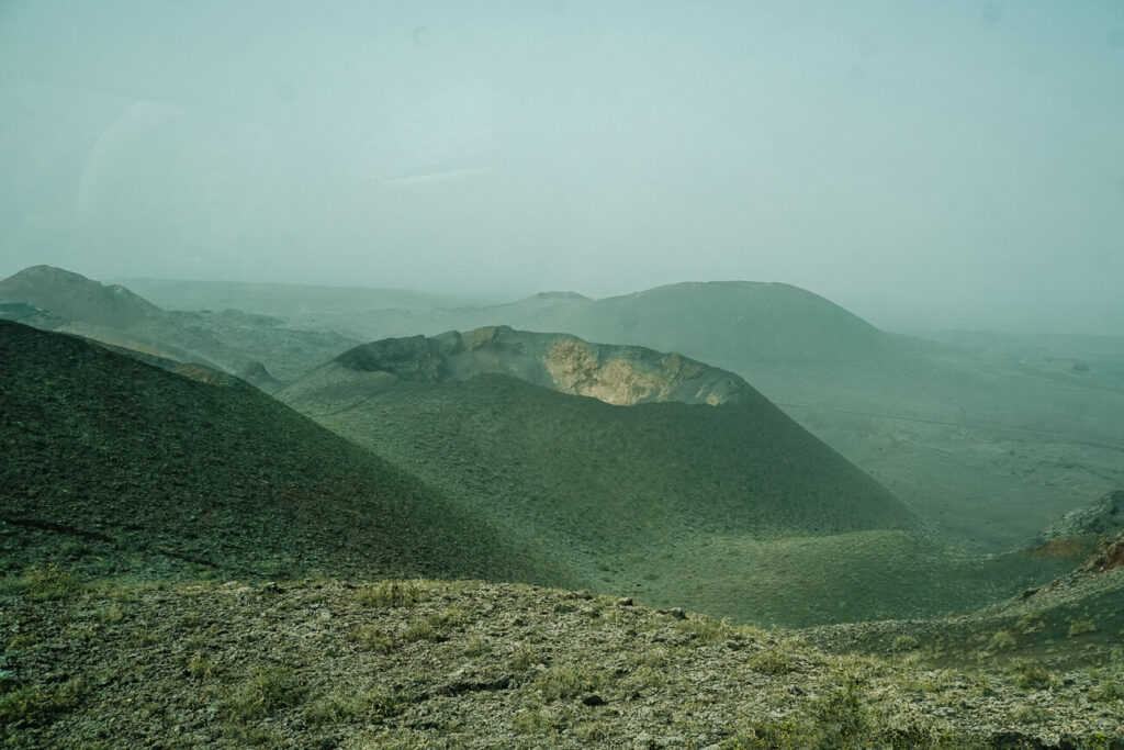 Uitzichten tijdens Ruta de los Volcanes, een tocht door het Timanfaya Nationaal Park die behoort tot een van de bekendste  bezienswaardigheden op Lanzarote.