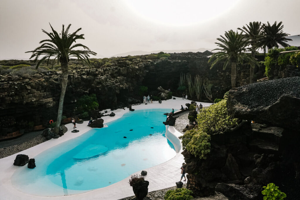 Zwembad met palmen in Jameos de Agua, een van de bijzondere  bezienswaardigheden op Lanzarote.