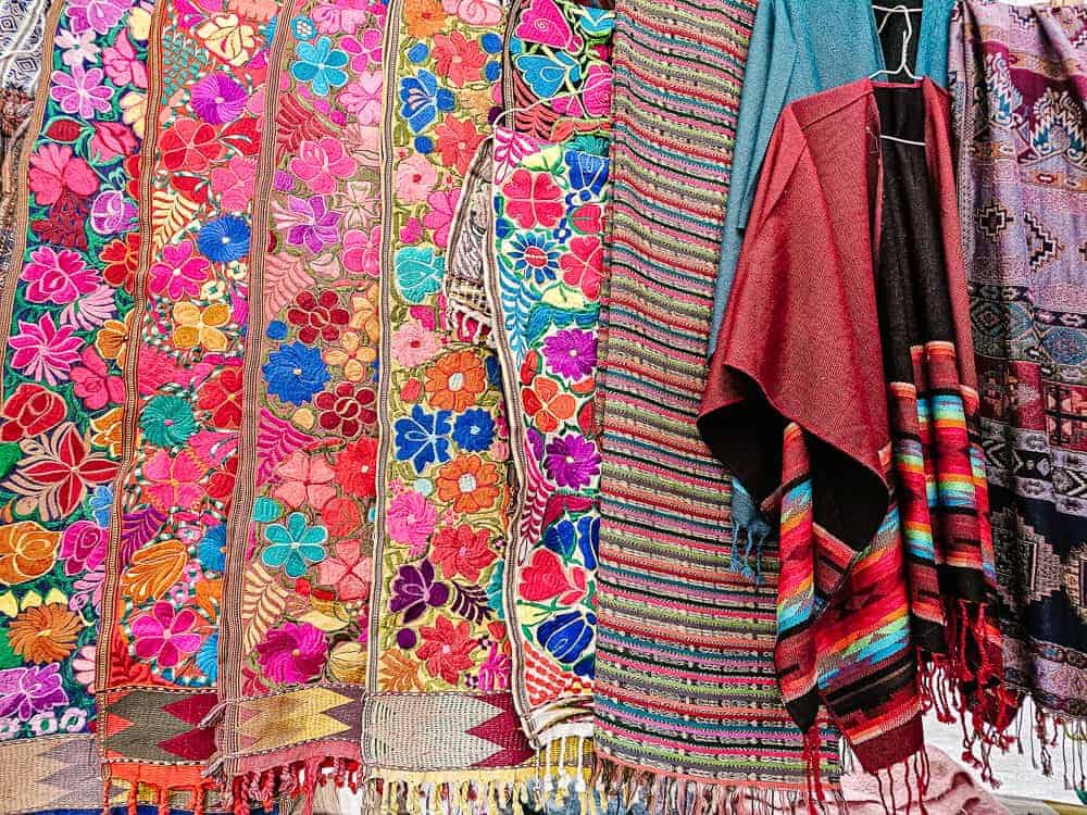 Een van de top bezienswaardigheden waar Otavalo in Ecuador bekend om staat is de wekelijkse markt.
