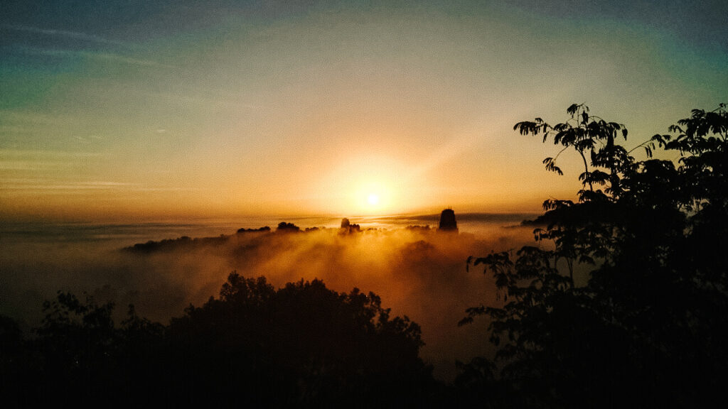 zonsopgang vanaf tempel 4 in Tikal National Park Guatemala