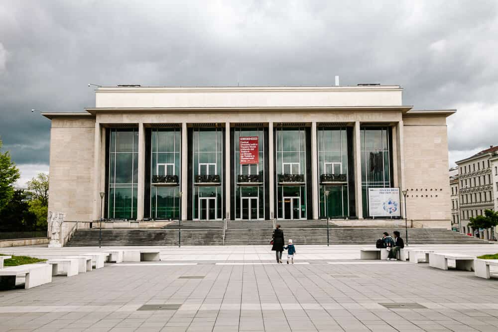 Brünn hat eine lebendige Theaterszene mit dem Janáček-Theater als einer der wichtigsten kulturellen Spielstätten der Stadt, in dem Opern- und Ballettaufführungen auf höchstem Niveau stattfinden.