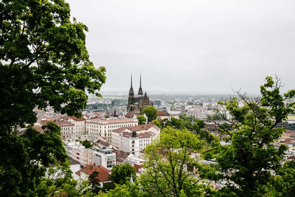 Rund um die Burg Špilberk gibt es verschiedene Wanderwege und Aussichtspunkte, von denen du einen Panoramablick über die roten Dächer von Brünn hast.