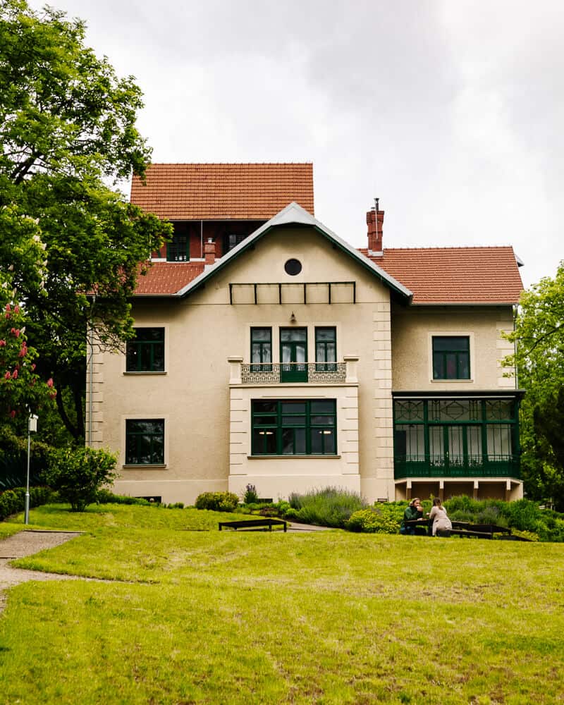 Im angrenzenden Park rund um die Villa Tugendhat findest du auch die Villa Löw-Beer und die Villa Stiassni.