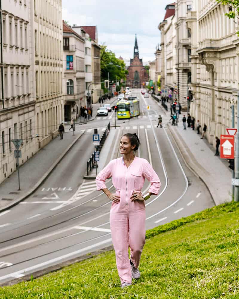 Entdecke die schönsten Sehenswürdigkeiten in Brünn – von Highlights und Hotels bis hin zu Restaurants, Weinbars und Tipps für deinen Städtetrip nach Tschechien.