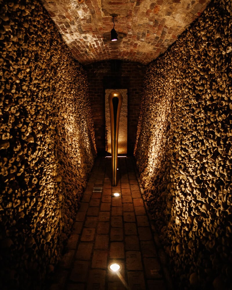 Unter der St.-Jakobs-Kirche befindet sich eines der größten Ossarien Europas: das Brno Ossarium.