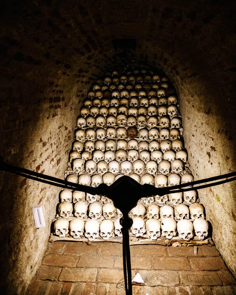 Unter der St.-Jakobs-Kirche befindet sich eines der größten Ossarien Europas: das Brno Ossarium.