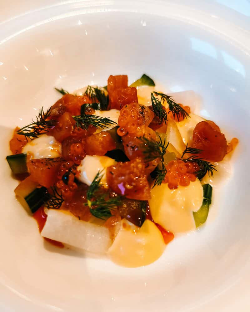 Kohout na Víně ist ein Restaurant und eine Weinbar im Gebäude des House of Arts in Brünn und bietet ein überraschend hohes gastronomisches Niveau.