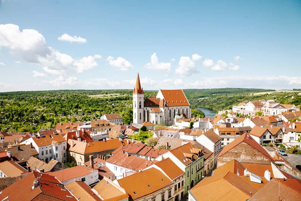 Blick über Znojmo, eine historische Stadt auf einem Hügel über dem Fluss Dyje in Südmähren, Tschechien.