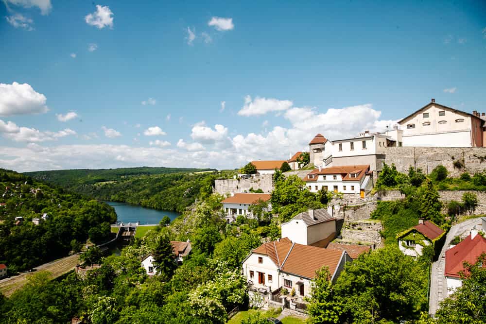 Znojmo ligt in het zuiden van Tsjechië, vlak bij de grens met Oostenrijk, en behoort tot de regio Zuid-Moravië.