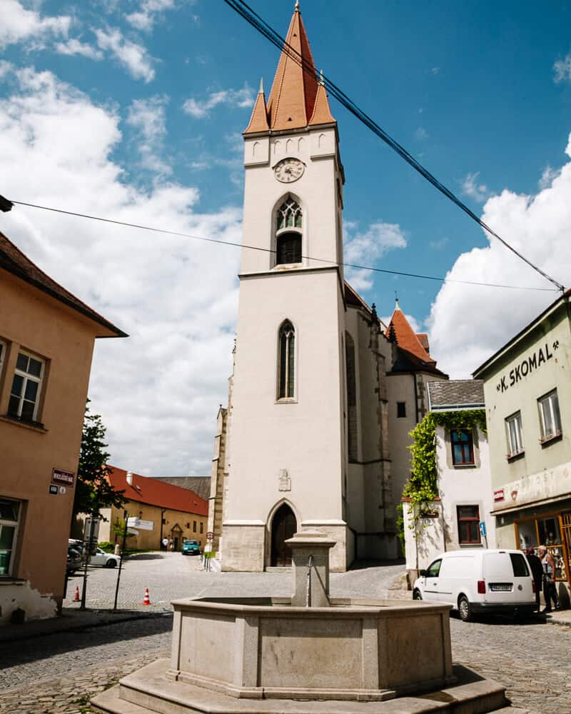 Voorkant Sint-Nicolaaskerk in Znojmo.