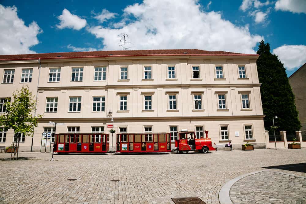 Znojmo is goed bereikbaar vanuit zowel Brno als Wenen, waardoor het een heerlijke stop is tijdens een rondreis door Zuid-Moravië.